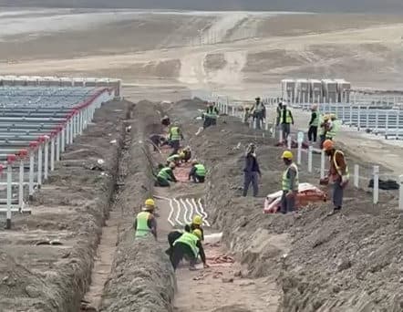 Qaradağ Günəş Elektrik Stansiyasında kabel xəndəyi və günəş panelləri quraşdıran işçilər